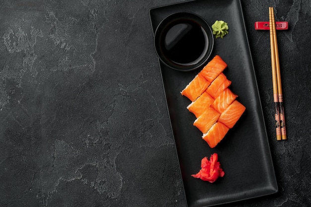 Świeża rolka sushi philadelphia podana na czarnym talerzu