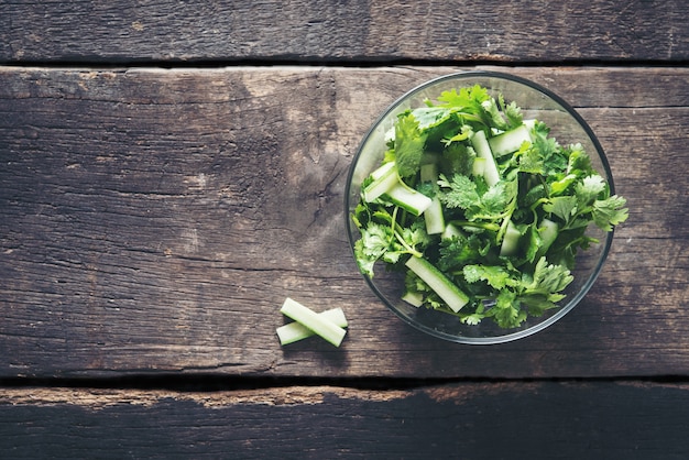 Świeża sałatka cilantro, kolendra z sałatką ogórków. Koncepcja zdrowej żywności.