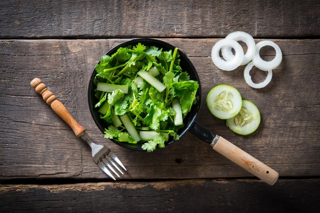 Świeża sałatka cilantro, kolendra z sałatką ogórków. Koncepcja zdrowej żywności.