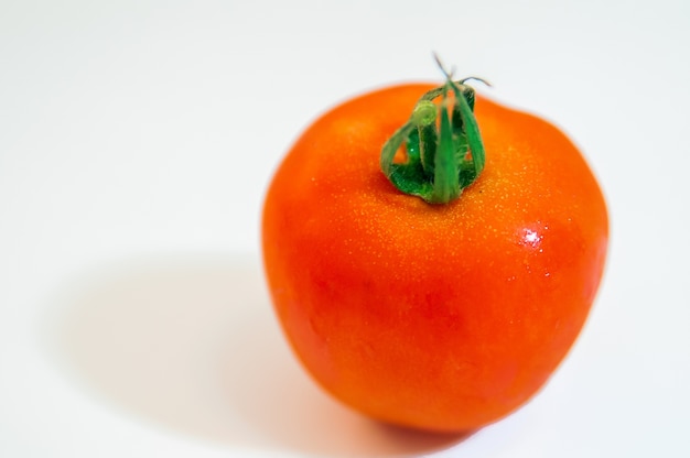 Świeże czerwone pomidory samodzielnie na białym tle