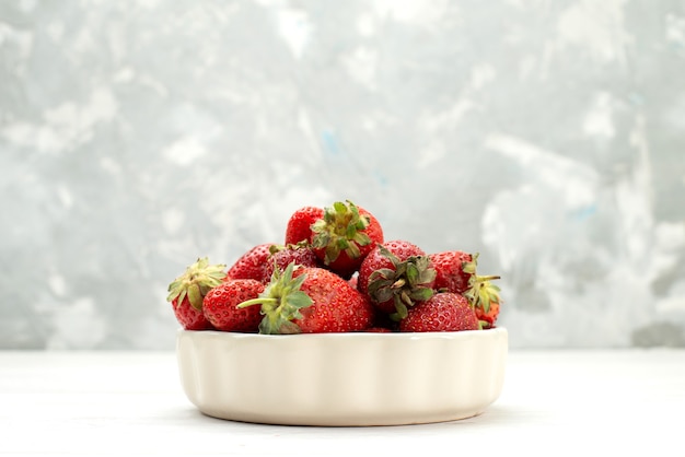 świeże czerwone truskawki łagodne i pyszne jagody wewnątrz białego talerza na jasny, owocowy czerwony kolor