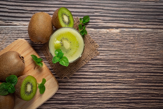 Świeże kiwi, przekrojone na pół, położyć na desce do krojenia