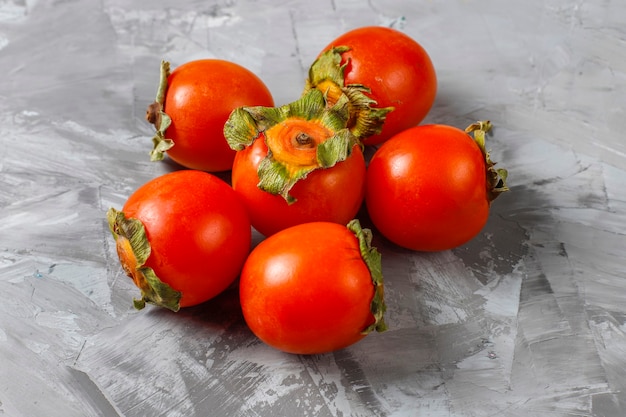 Bezpłatne zdjęcie Świeże organiczne dojrzałe owoce persimmon.