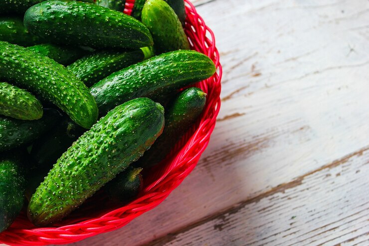 Bezpłatny plik Zdjęcie świeże organiczne ogórki w czerwonym koszu na białym drewnianym stole z zieloną i czerwoną i papryką chili, kopru włoskiego, soli, czarnego pieprzu, czosnku, grochu, z bliska, zdrowe pojęcie, widok z góry, płaskie świeckich