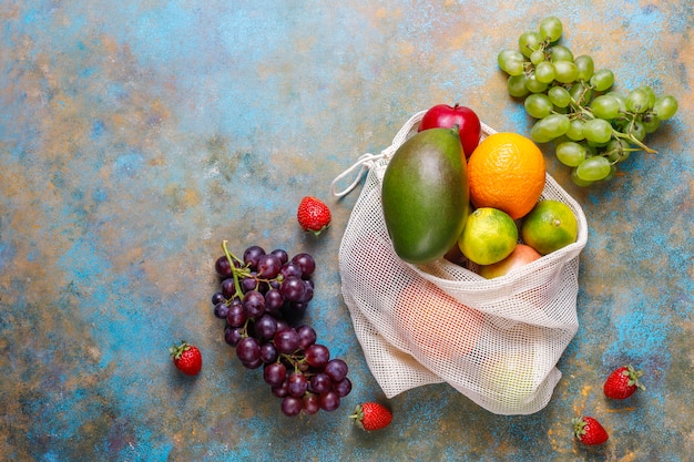 Bezpłatne zdjęcie Świeże, organiczne owoce i jagody.