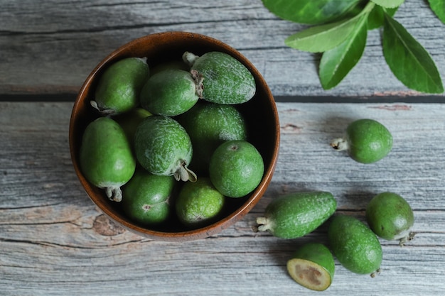 Świeże Owoce Feijoa W Drewnianej Misce.