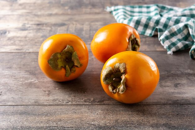 Świeże owoce persimmon na drewnianym stole