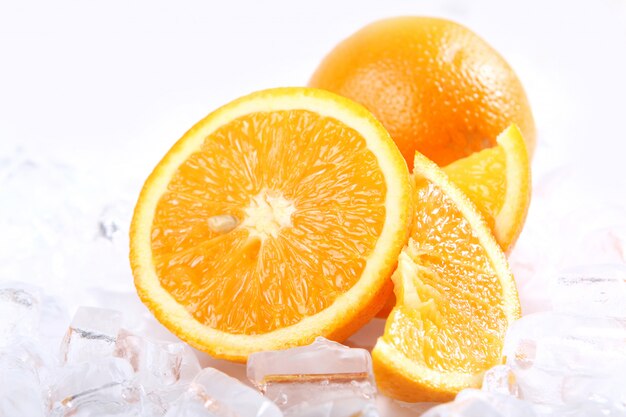 Świeże pomarańcze i lód
