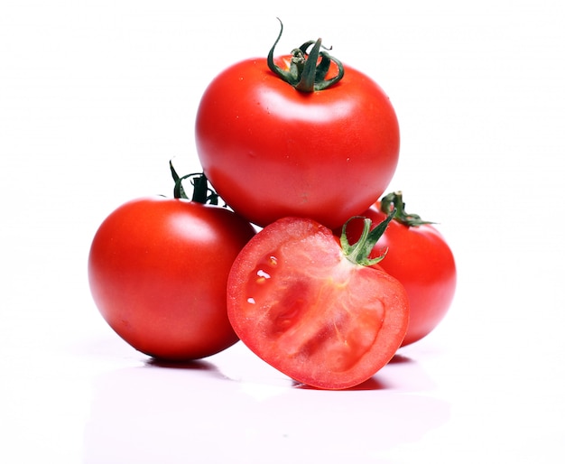 Świeże pomidory nad białym