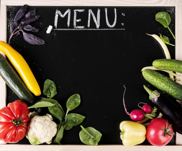 Bezpłatne zdjęcie Świeże warzywa z tablicą