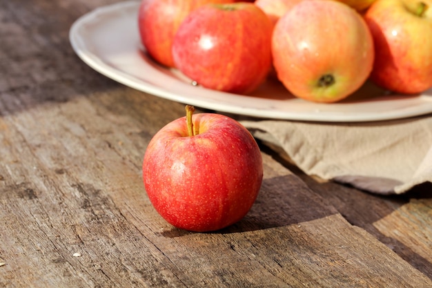 Świezi czerwoni jabłka na drewnianym stole