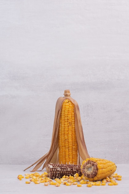 Bezpłatne zdjęcie Świeżo gotowana kukurydza na białym stole.
