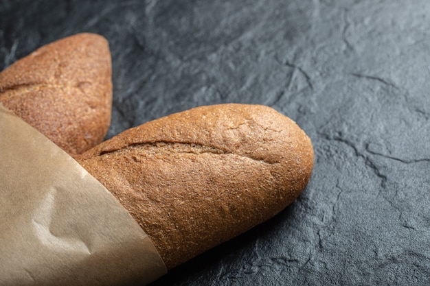 Świeżo upieczone brytyjskie bochenki chleba baton w papierowej torebce.