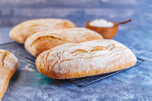 Świeżo upieczony włoski chleb ciabatta.
