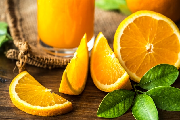 Świeżo wyciśnięty organiczny sok pomarańczowy