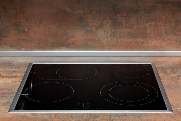 Świeżo wyczyszczona szklana powierzchnia kuchenki elektrycznej wbudowanej w blat kuchenny