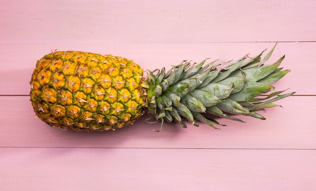 Świeży ananas na różowym tle