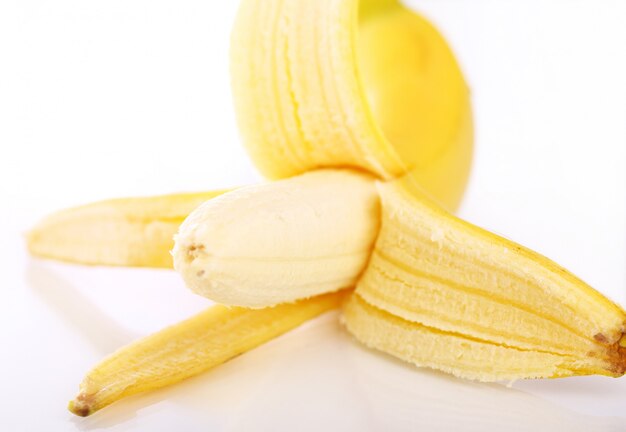 Świeży banan odizolowywający na bielu