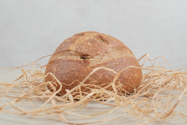 Bezpłatne zdjęcie Świeży bochenek chleba na białym tle. wysokiej jakości zdjęcie