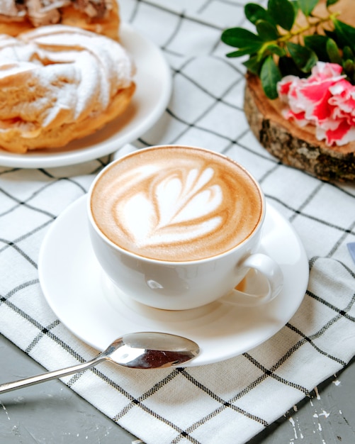 Bezpłatne zdjęcie Świeży cappuccino na stole