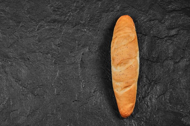 Świeży chleb pszenny baton.