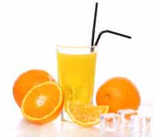 Bezpłatne zdjęcie Świeży i zimny sok pomarańczowy