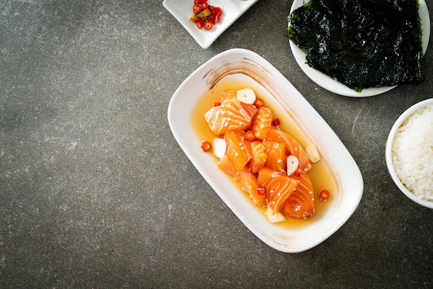 Świeży łosoś surowy marynowany shoyu lub sos sojowy marynowany w łososiu - kuchnia azjatycka