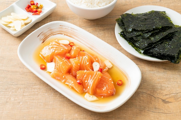 Świeży łosoś surowy marynowany shoyu lub sos sojowy marynowany w łososiu - kuchnia azjatycka