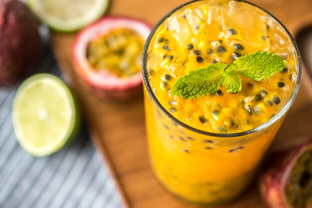 Świeży passionfruit smoothie makro- strzał