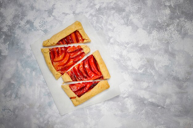 Świeży śliwkowy galette kulebiak z surowymi śliwkami na zmroku