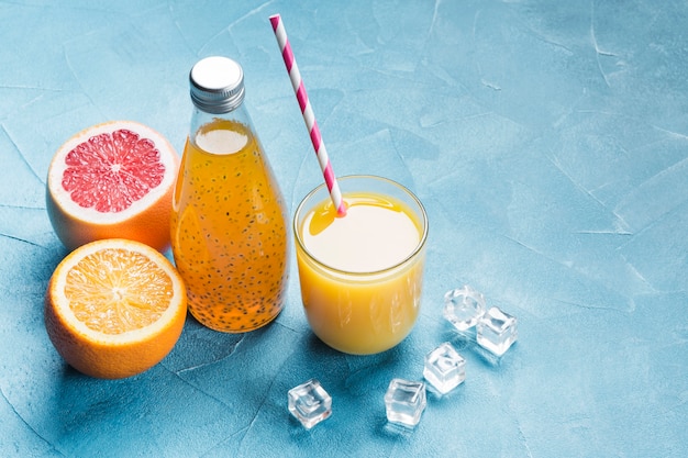 Świeży sok pomarańczowy i grejpfrutowy