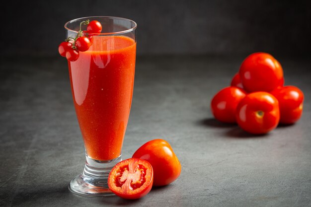 Świeży sok pomidorowy gotowy do podania