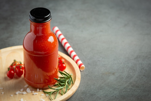 Bezpłatne zdjęcie Świeży sok pomidorowy gotowy do podania