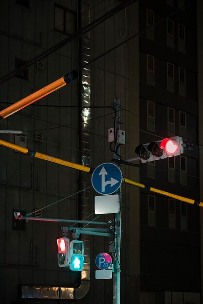Bezpłatne zdjęcie sygnalizacja świetlna na ulicach miasta