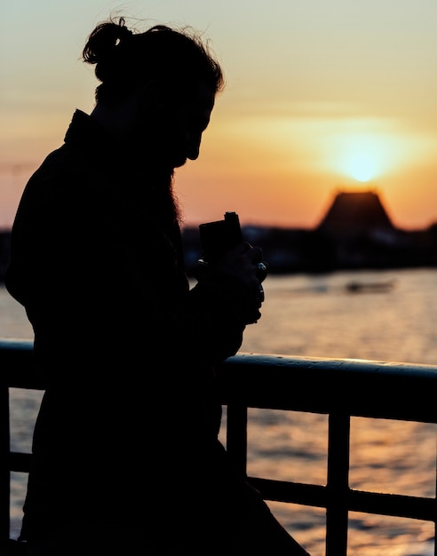 Bezpłatne zdjęcie sylwetka fotografa