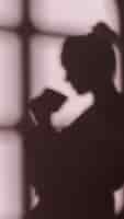 Bezpłatne zdjęcie sylwetka kobiety w domu z cieniami okien