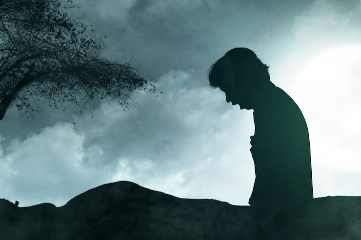 Bezpłatny plik Zdjęcie sylwetka przerażającego zombie z krwią i raną na ciele stojącego na tle nocnej sceny