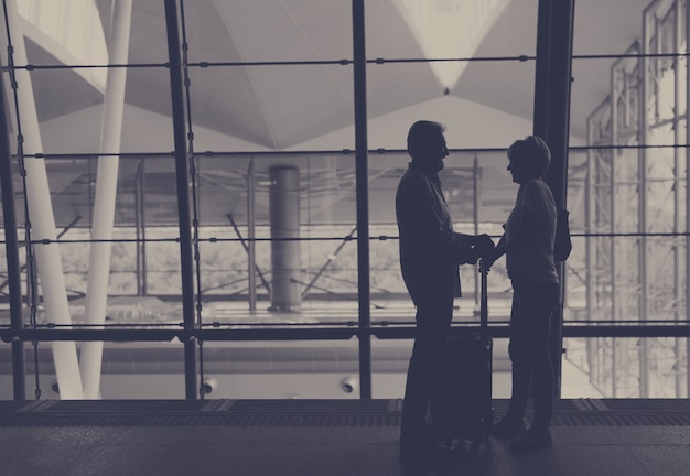 Bezpłatne zdjęcie sylwetka starszej pary podróżna lotniskowa scena