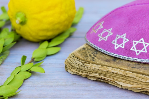 Symbole żydowskie święto sukot w synagodze