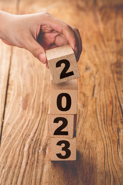 Bezpłatne zdjęcie symbolizują zmianę z 2022 na nowy rok 2023. 2023 koncepcja szczęśliwego nowego roku.