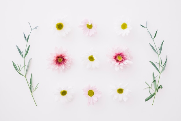 Symetryczna dekoracja kwiatowa