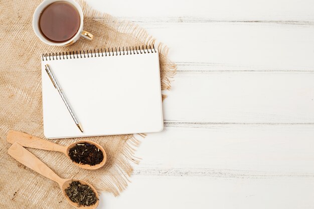 Szablon płaski świeckich notatnik z koncepcją herbaty