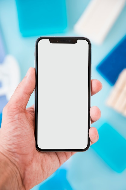 Szablon smartphone z produktów czyszczących w tle