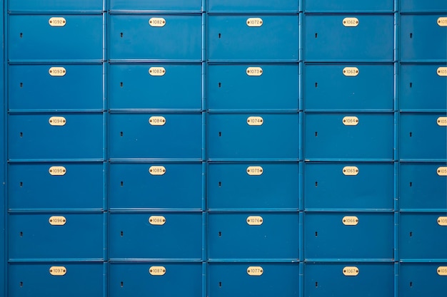 Bezpłatne zdjęcie szafki na kod pocztowy w kolorze niebieskim i tabliczka z numerem identyfikacyjnym