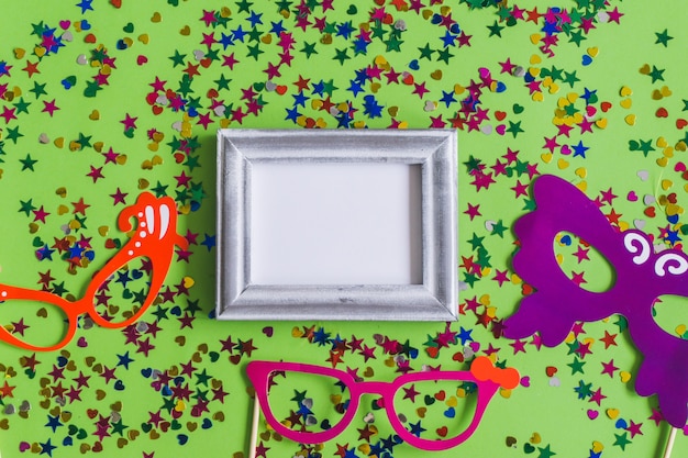 Bezpłatne zdjęcie szara ramka z konfetti i kolorowe okulary
