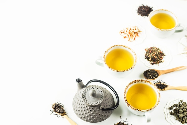 Szary czajnik żelazny wśród różnych rodzajów suchej herbaty