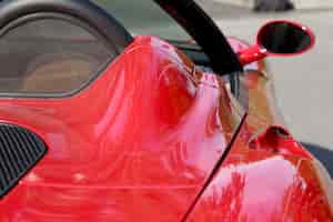 Bezpłatne zdjęcie szczegół czerwony samochód sportowy