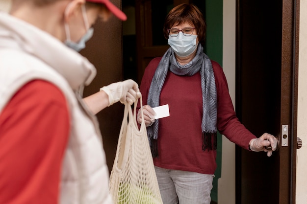 Bezpłatne zdjęcie szczegół dostawy mężczyzna trzyma netto