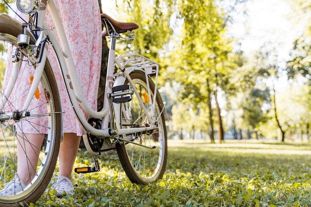 Szczegół elegancka kobieta jedzie na rowerze