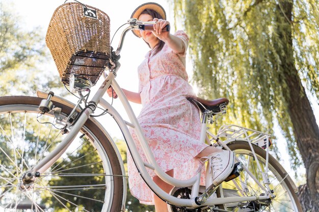 Szczegół elegancka kobieta jedzie na rowerze